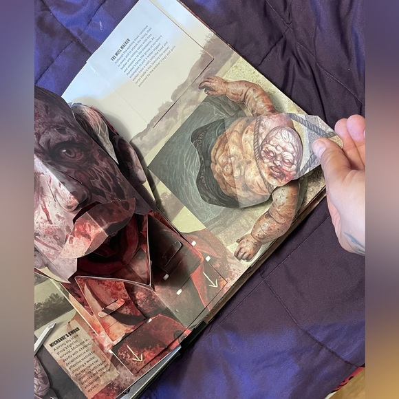 AMCs The Walking Dead Pop-Up Book - Picture 6 of 8